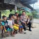 Bhabinkamtibmas Polsek Padang Bolak, Aiptu Darussalam Harahap, SH, menyambangi anak-anak di Desa binaan