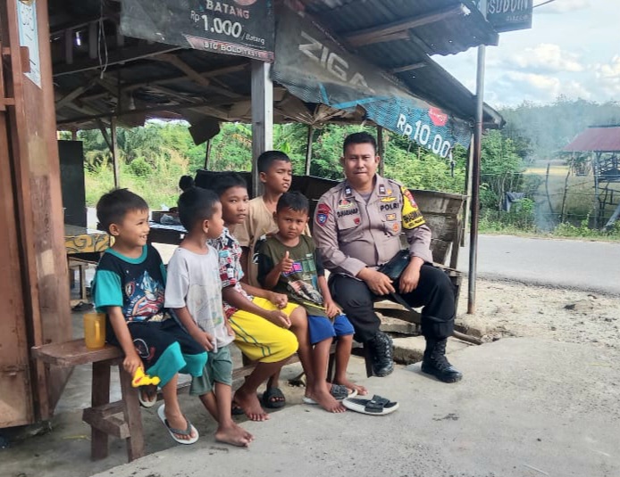 Bhabinkamtibmas Polsek Padang Bolak, Aiptu Darussalam Harahap, SH, menyambangi anak-anak di Desa binaan