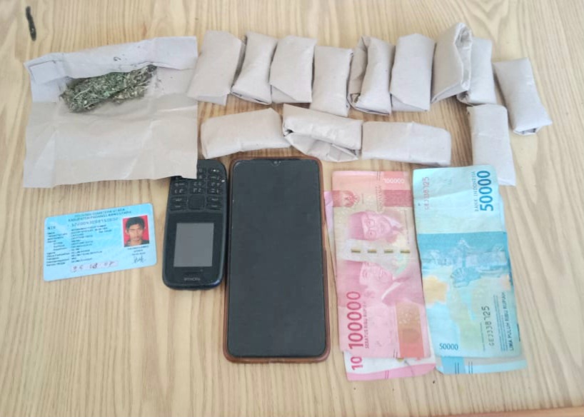 Berikut barang bukti ganja dan lainnya yang berhasil disita MYR alias Karamba oleh Tim Unit Reskrim Polsek Padang Bolak