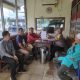 Di hadapan Bhabinkamtibmas Polsek Batang Toru, Aiptu Sayaman Siregar, perwakilan keluarga menunjukkan surat perdamaian di antara kedua belah pihak