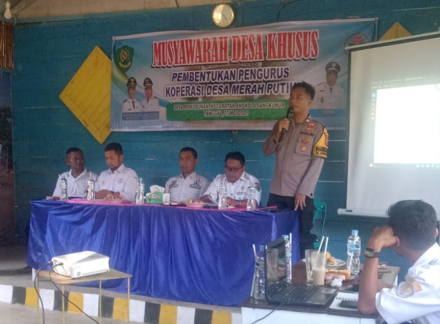 Bhabinkamtibmas Polsek Batang Toru, Brigpol Wendi Pramono, SH, mengikuti musyawarah terkait ketahanan pangan dan pembentukan Koperasi Merah Putih
