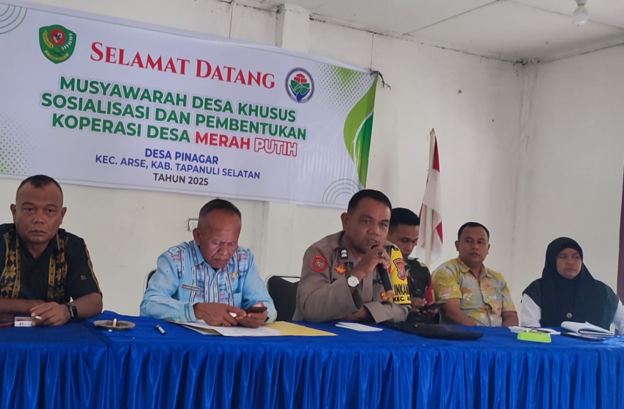 Bhabinkamtibmas Polsek Sipirok, Aiptu Baringin Silalahi, saat memberi sambutan di sela musyawarah khusus guna membahas ketahanan pangan dan pembentukan Koperasi Merah Putih di Desa Pinagar