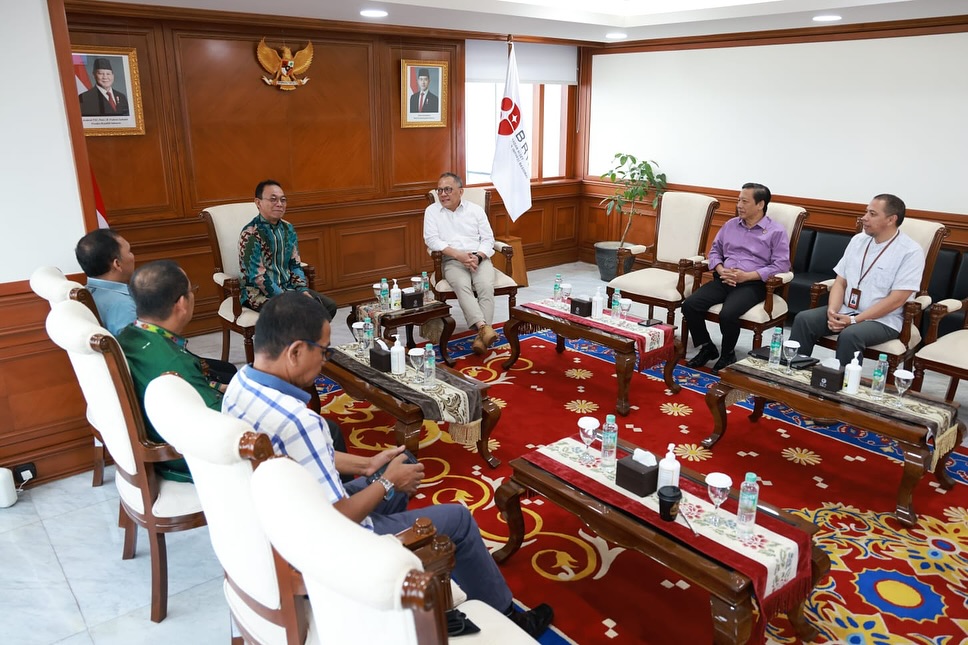Bupati Tapsel, Gus Irawan Pasaribu, dan jajaran saat kunjungan ke Kepala BRIN, Laksana Tri Handoko, di Jakarta