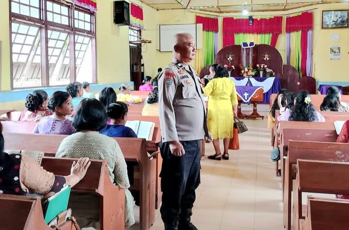 Personel Polsek Batang Angkola, Aiptu Manuel Manurung, tampak siaga melakukan pengamanan ibadah minggu di Gereja HKBP Hurase guna memberikan rasa aman dan nyaman bagi jemaat yang sedang beribadah