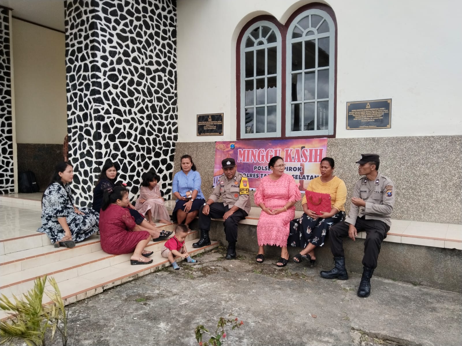 Sejumlah personel Polsek Sipirok tampak berbincang dengan jemaat perempuan seraya memastikan situasi Kamtibmas terkini saat menggelar pengamanan di Gereja HKBP Lingkungan Banjar Toba