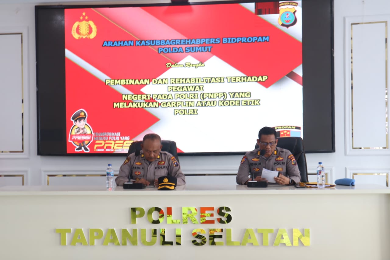 Kabag SDM Polres Tapsel, Kompol Abdi Abdillah, bersama Kaurreglittap Subbagrehabpers Bid Propam Polda Sumut, AKP Idham Halik, dalam kegiatan laporan hasil pembinaan dan pemulihan profesi Polri dalam masa pengawasan