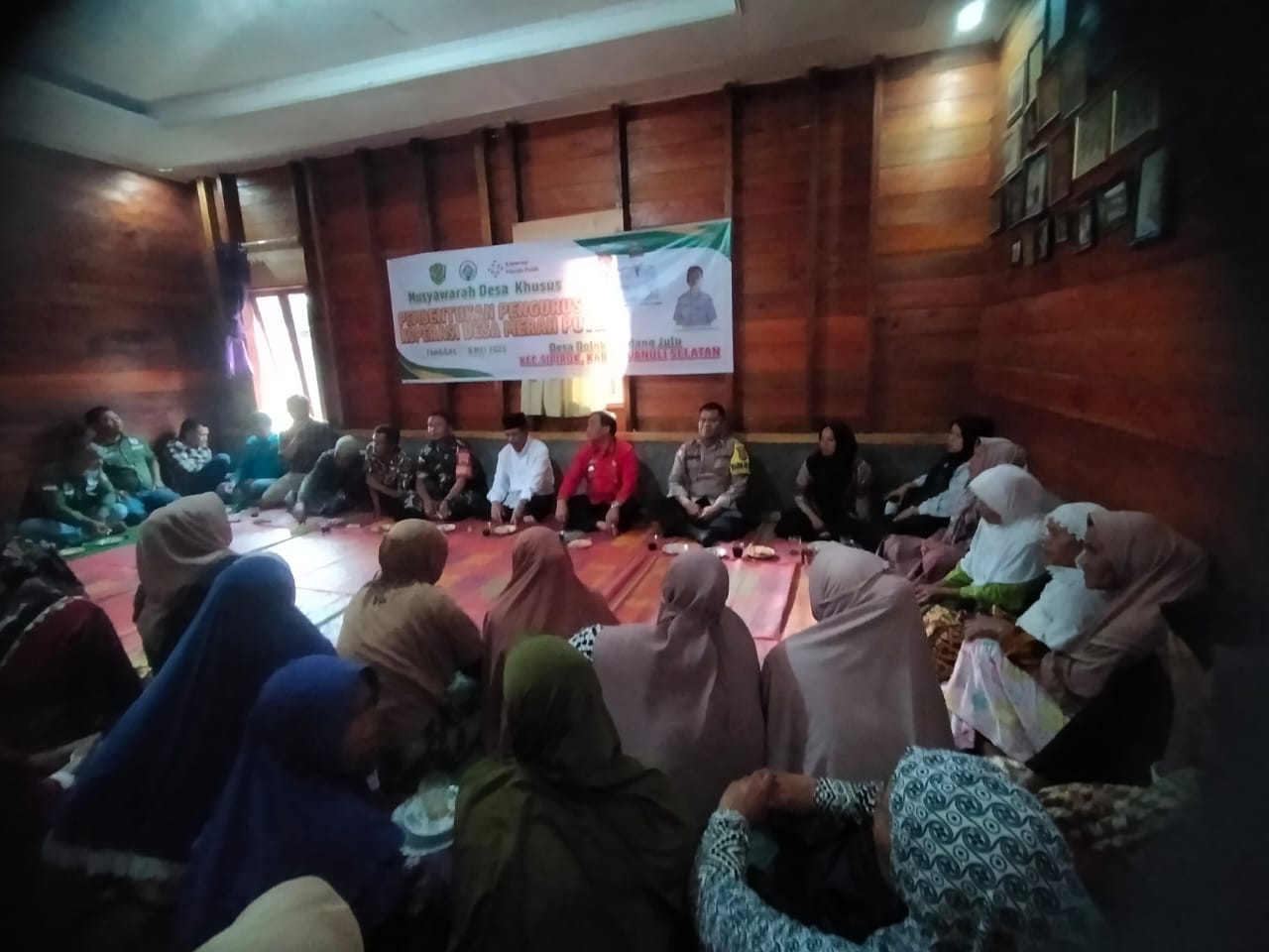 Bhabinkamtibmas Polsek Sipirok, Aipda Robinson Sihombing, saat hadiri musyawarah terkait ketahanan pangan dan pembentukan Pengurus Koperasi Merah Putih di Desa Dolok Sordang Julu