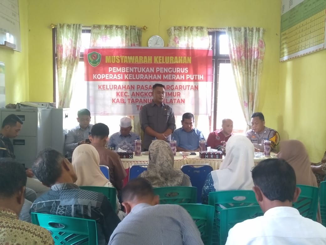 Bhabinkamtibmas Polsek Sipirok, Aiptu Anwar Sadat Harahap, saat menghadiri musyawarah tentang ketahanan pangan serta pembentukan Koperasi Merah Putih di Kelurahan Pasar Pargarutan