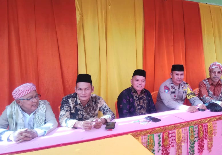 Bhabinkamtibmas Polsek Padang Bolak, Aiptu Darussalam Harahap, menghadiri acara penamatan santri dan santriwati di Pesantren TPI Desa Balakka