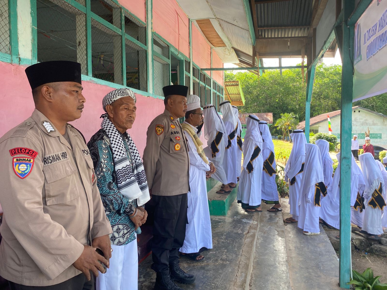 Kabag SDM Polres Tapsel, Kompol Abdi Abdillah, saat menghadiri penamatan santri dan santriwati Pondok Pesantren Darul Ulum Nabundong