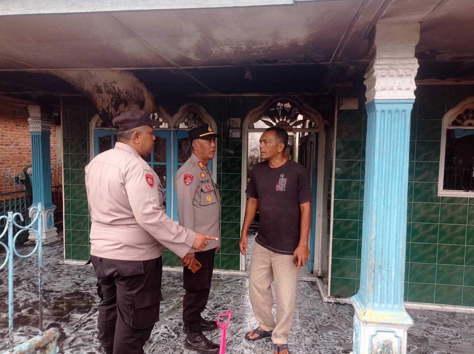 Kapolsek Batang Angkola, AKP R Trihardjanto, saat melakukan cek TKP di lokasi kebakaran