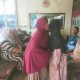 Kedua belah pihak yang sebelumnya sempat cekcok dan bertengkar akhirnya berpelukan tanda berdamai disaksikan Polsek Batang Toru