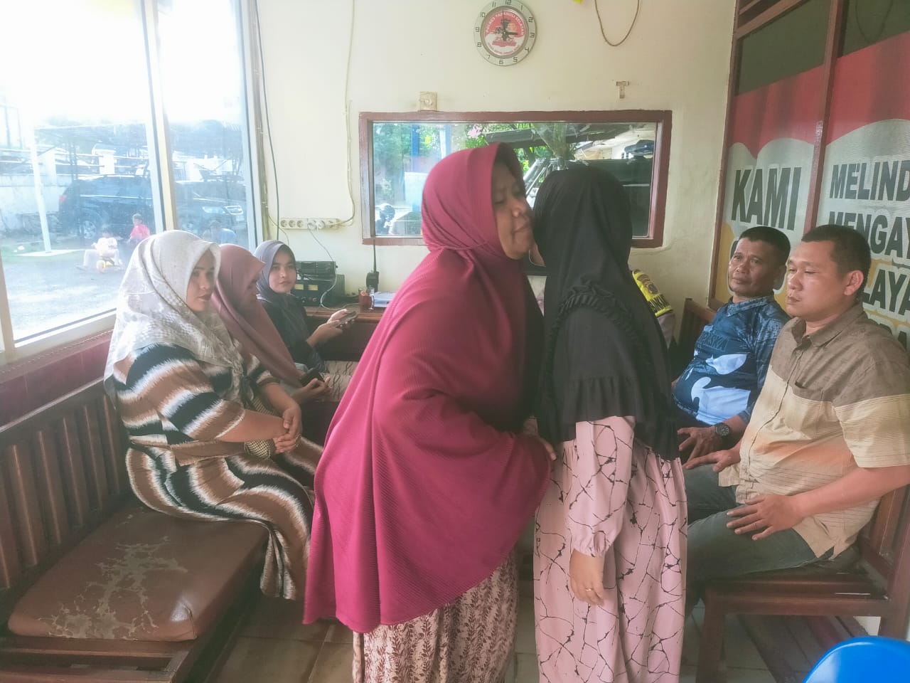 Kedua belah pihak yang sebelumnya sempat cekcok dan bertengkar akhirnya berpelukan tanda berdamai disaksikan Polsek Batang Toru