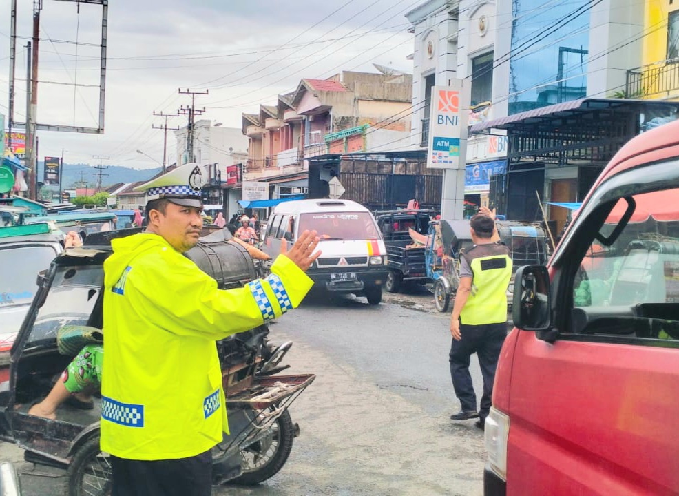 Personel Pos Lantas Batang Toru saat pengamanan arus lalulintas di sekitar Pasar Pekan Selasa