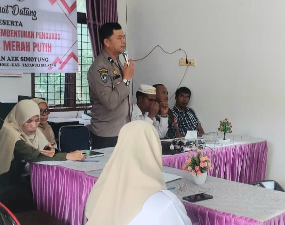 Bhabinkamtibmas Polsek SD Hole, Aipda Ricky Batubara, saat memberikan pesan Kamtibmas di sela musyawarah khusus terkait program Ketapang dan pembentukan Koperasi Merah Putih