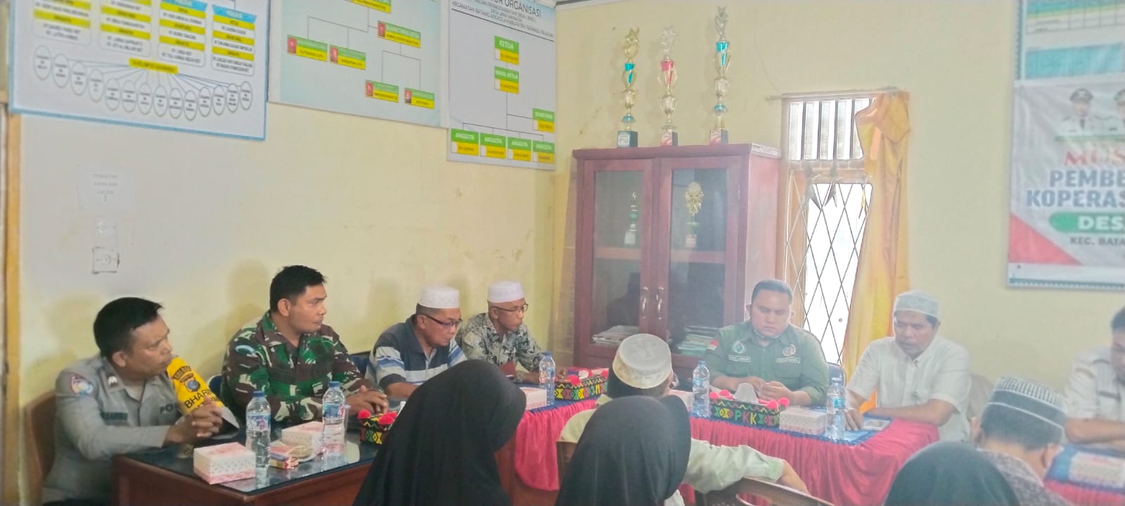 Personel Polsek Batang Angkola turut berpartisipasi aktif dalam mendukung program Presiden RI, Prabowo Subianto, dengan menghadiri Musyawarah Desa Khusus terkait pembentukan Koperasi Merah Putih