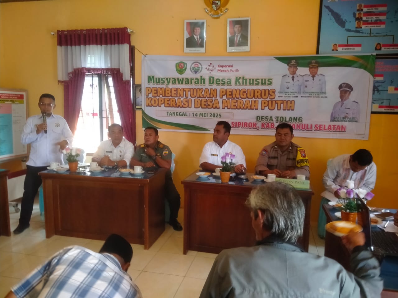 Bhabinkamtibmas Polsek Sipirok, Aipda Robinson Sihombing, mengikuti musyawarah terkait ketahanan pangan dan pembentukan Koperasi Merah Putih
