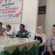 Bhabinkamtibmas Polsek SD Hole, Aipda Ricky Batubara dan Aipda R Silaban, memberikan sambutan di sela musyawarah khusus guna membahas ketahanan pangan dan pembentukan Koperasi Merah Putih