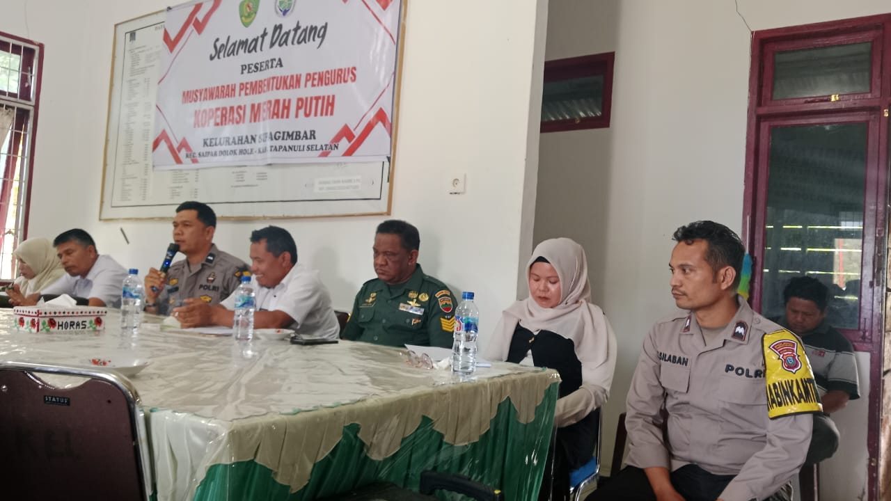 Bhabinkamtibmas Polsek SD Hole, Aipda Ricky Batubara dan Aipda R Silaban, memberikan sambutan di sela musyawarah khusus guna membahas ketahanan pangan dan pembentukan Koperasi Merah Putih