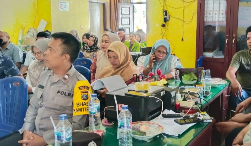 Bhabinkamtibmas Polsek Batang Angkola, Aipda Ambosa Pasaribu, menghadiri musyawarah Desa khusus pembentukan Koperasi Merah Putih