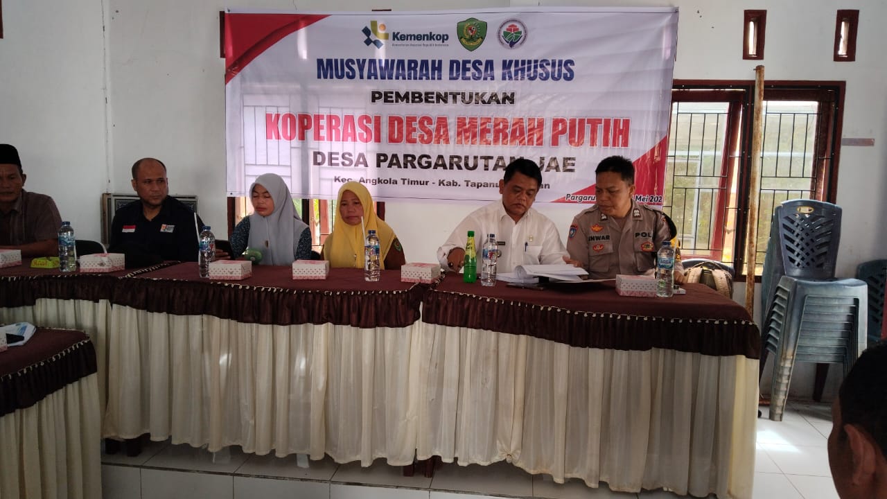 Bhabinkamtibmas Polsek Sipirok, Aiptu Anwar Sadat Harahap, saat hadiri musyawarah terkait ketahanan pangan dan pembentukan Pengurus Koperasi Merah Putih di Desa Pargarutan Jae