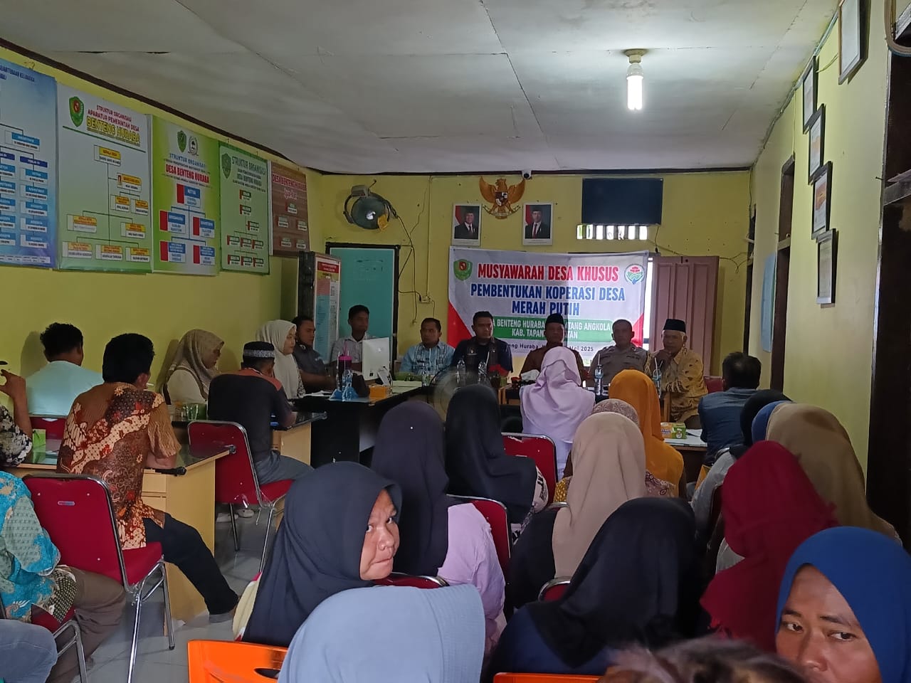 Bhabinkamtibmas Polsek Batang Angkola, Aiptu F Napitupulu, saat menghadiri musyawarah khusus tentang ketahanan pangan serta pembentukan Koperasi Merah Putih di Desa Benteng Huraba