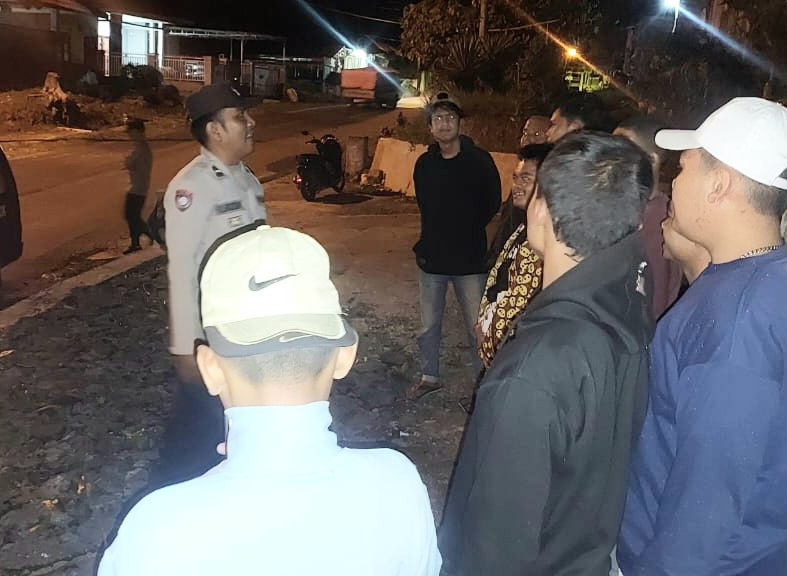 Personel Polsek Sipirok tampak memberi arahan saat Patroli pengecekan Poskamling di Desa Marsada