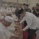 Momen syahdu saat Kapolres Tapsel, AKBP Yasir Ahmadi, menepung tawari Calhaj dan memberi doa yang terbaik agar menjadi Haji serta Hajjah yang mabrur maupun mabrurah di Tanah Suci nanti