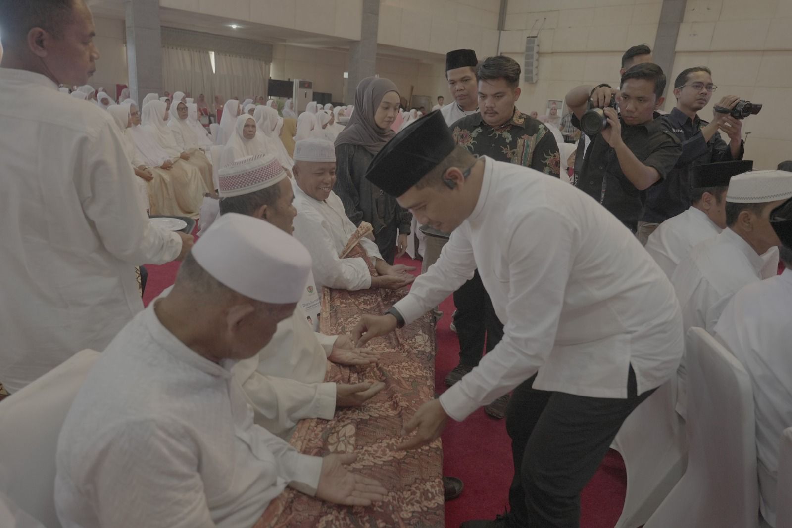 Momen syahdu saat Kapolres Tapsel, AKBP Yasir Ahmadi, menepung tawari Calhaj dan memberi doa yang terbaik agar menjadi Haji serta Hajjah yang mabrur maupun mabrurah di Tanah Suci nanti