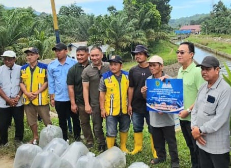 Bupati Tapsel, Gus Irawan Pasaribu, bersama Wakil Ketua DPRD, Abdul Basith Dalimunthe, Sekda Sofyan Adil, Kadis Perikanan Syaiful, dan lainnya, saat menabur ribuan benih ikan berbagai jenis