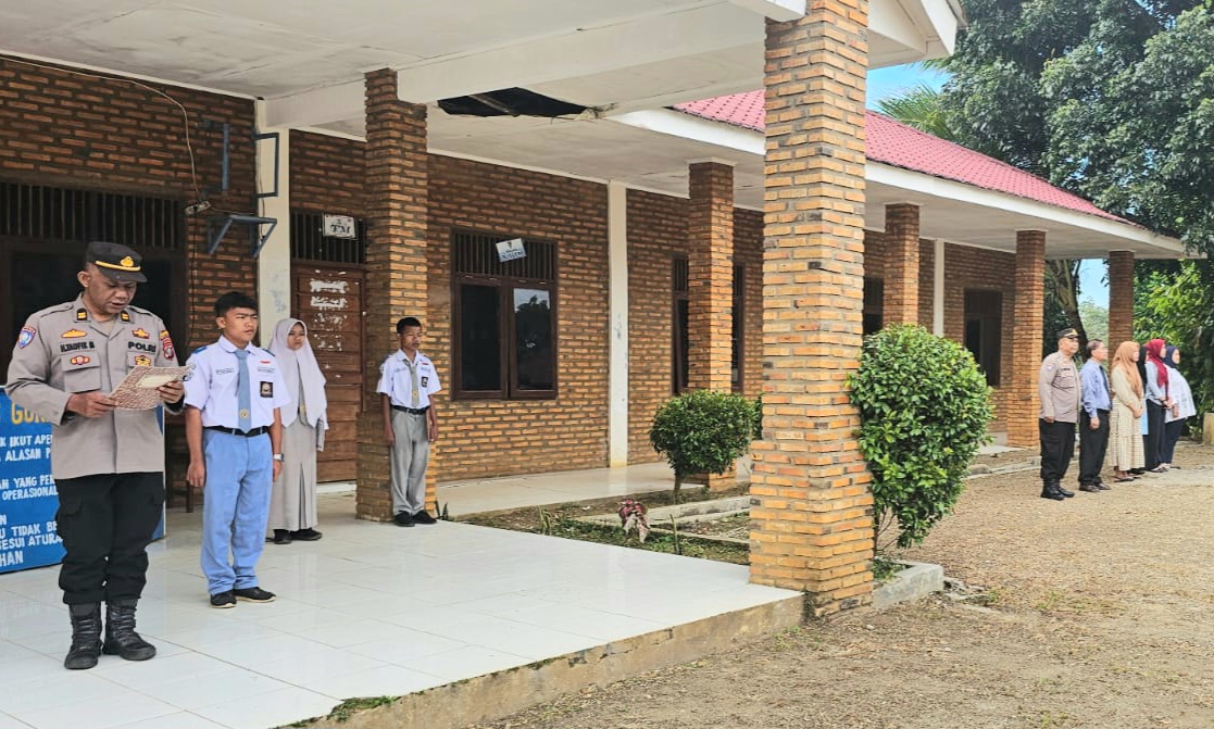Plh Kasat Binmas Polres Tapsel, Iptu Taufik Manullang, memberi arahan ke siswa SMK LMC Angkola Timur saat didaulat menjadi Pembina Upacara Bendera