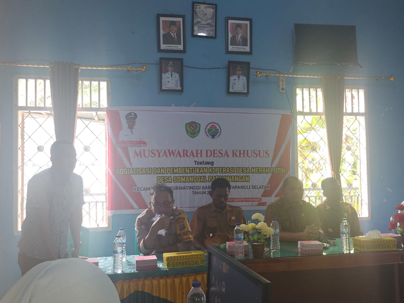 Bhabinkamtibmas Polsek Batang Angkola, Aiptu D Tampubolon, saat memberikan pesan Kamtibmas di sela musyawarah Desa khusus terkait program Ketapang dan pembentukan Koperasi Merah Putih