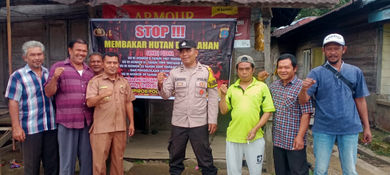 Bhabinkamtibmas Polsek Sipirok, Aipda Roy Naldi Hasibuan, di sela pemasangan spanduk bertajuk, 'Stop Karhutla' di Desa Sampean