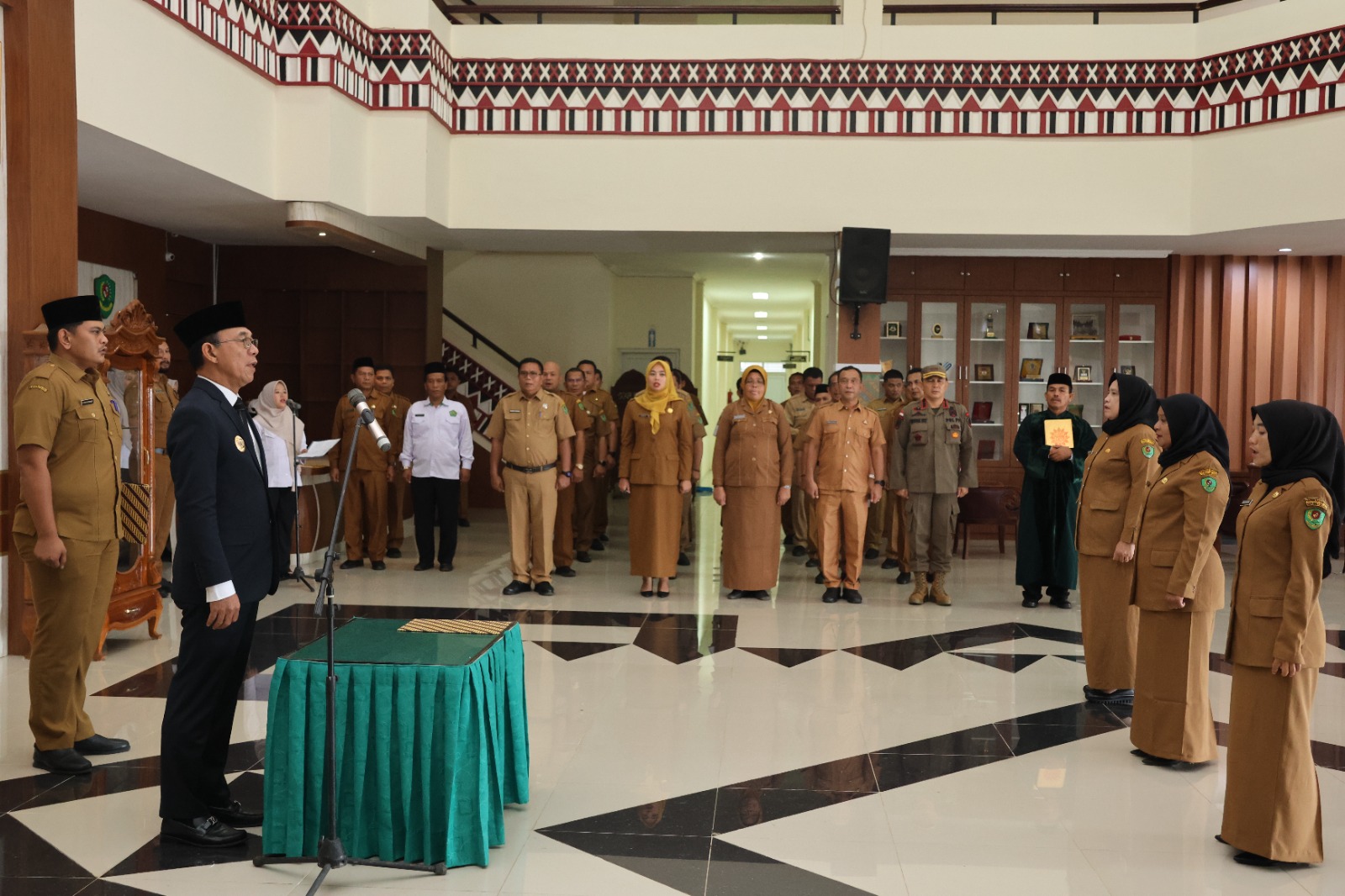 Momen saat Bupati Tapsel, Gus Irawan Pasaribu, memimpin prosesi pelantikan 5 orang Guru menjadi Kepala Sekolah di lingkungan Dinas Pendidikan