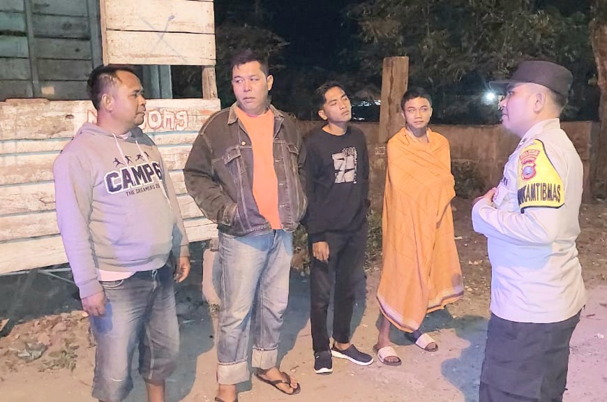 Bhabinkamtibmas Polsek Sipirok, Aipda Roy Naldi Hasibuan, memberikan pesan-pesan Kamtibmas ke masyarakat yang sedang berjaga di Poskamling