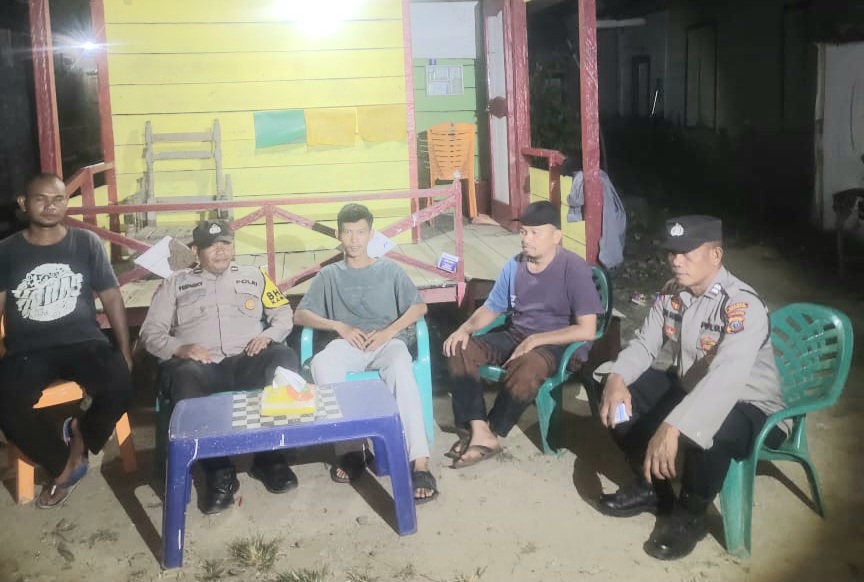 Personel Polsek Batang Angkola tampak memberi arahan saat Patroli pengecekan Poskamling di Desa Benteng Huraba