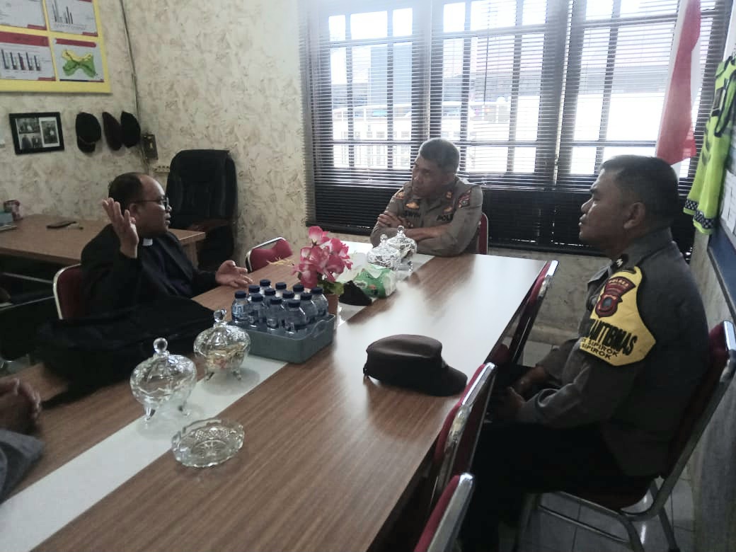 Kapolsek Sipirok, Iptu Aswin Manurung, saat menerima kunjungan pemuka agama Gereja Advent, Pdt Ammerlin Siagian