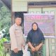 Bhabinkamtibmas Polsek Dolok, Bripka Impong Harahap, saat bertatap muka dengan warga binaan sambil memasang spanduk bertajuk, 'Stop Karhutla' di Desa Silogo-logo