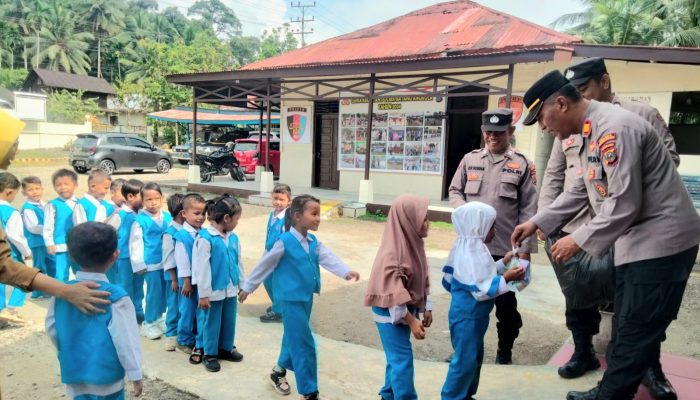 Ramahnya Kapolsek Batang Angkola, Bagikan Snack: Anak-anak TK Jadi Senang