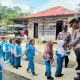 Dengan ramah dan humanis, Kapolsek Batang Angkola, AKP R Trihardjanto, membagikan snack/makanan ringan yang disambut riang gembira oleh anak-anak TK Negeri Pembina