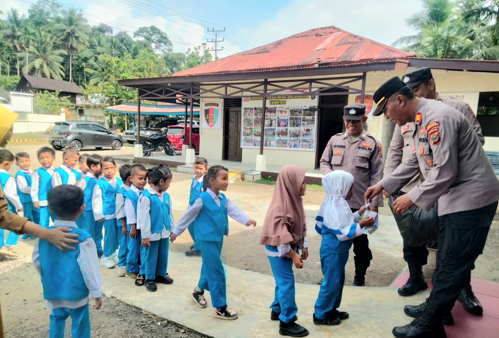 Dengan ramah dan humanis, Kapolsek Batang Angkola, AKP R Trihardjanto, membagikan snack/makanan ringan yang disambut riang gembira oleh anak-anak TK Negeri Pembina