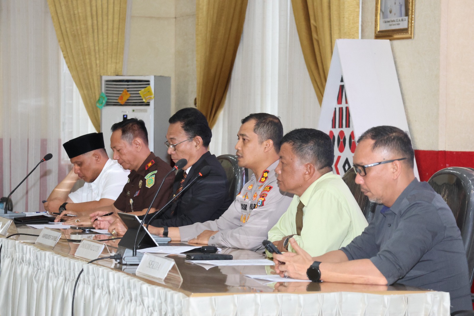 Bupati Tapsel, Gus Irawan Pasaribu, bersama Kapolres AKBP Yasir Ahmadi, Kajari Muhammad Indra Muda Nasution, Wakil Ketua DPRD Abdul Basith Dalimunthe, dan Sekda Sofyan Adil, saat rapat pembentukan Satgas Pemberantasan Premanisme