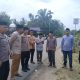 Kapolsek Padang Bolak, AKP Muallim Harahap, melayat ke Rumah duka atas meninggalnya Kades Mompang I, Kecamatan Halongonan Timur, Kabupaten Padang Lawas Utara