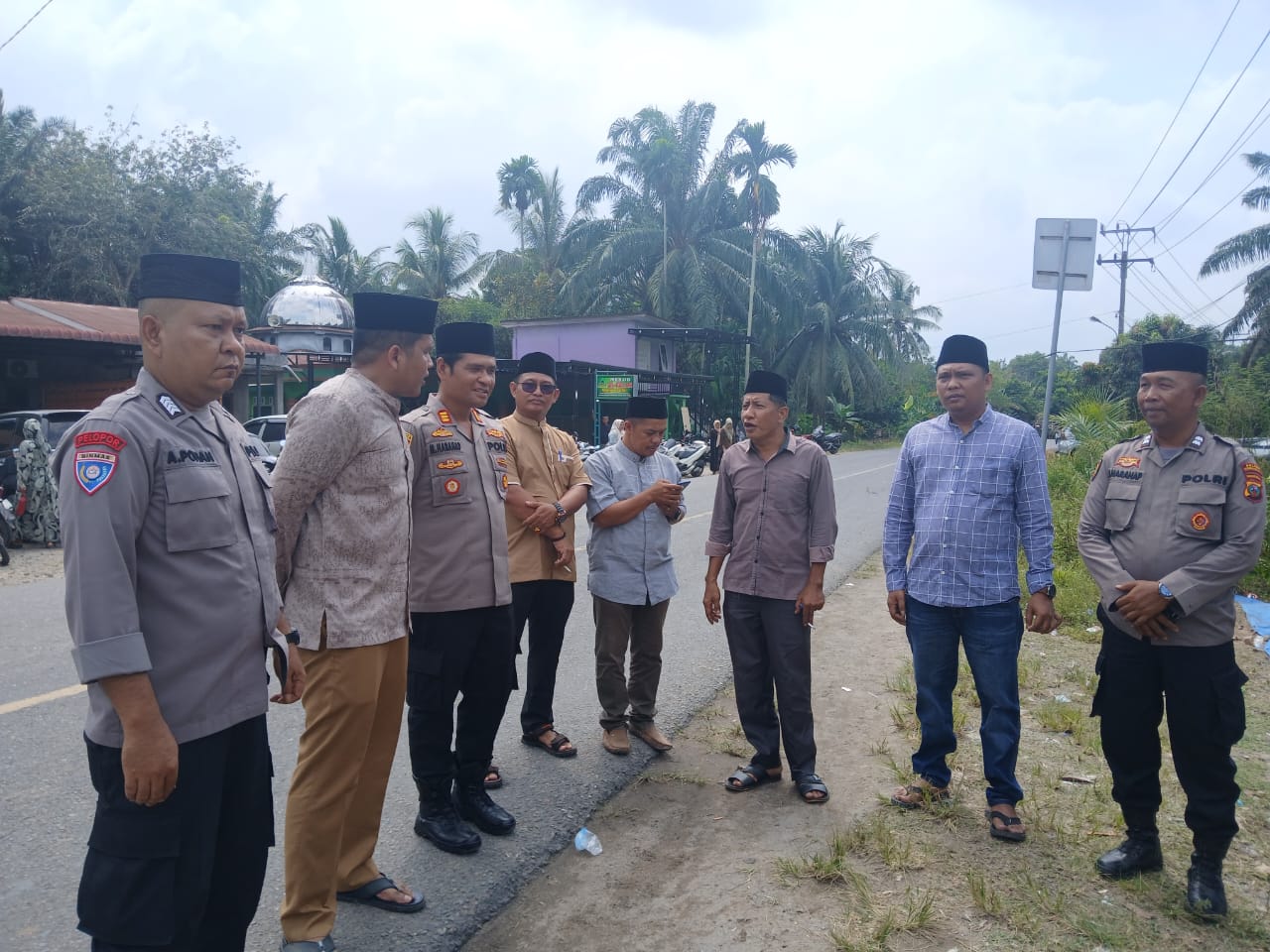 Kapolsek Padang Bolak, AKP Muallim Harahap, melayat ke Rumah duka atas meninggalnya Kades Mompang I, Kecamatan Halongonan Timur, Kabupaten Padang Lawas Utara