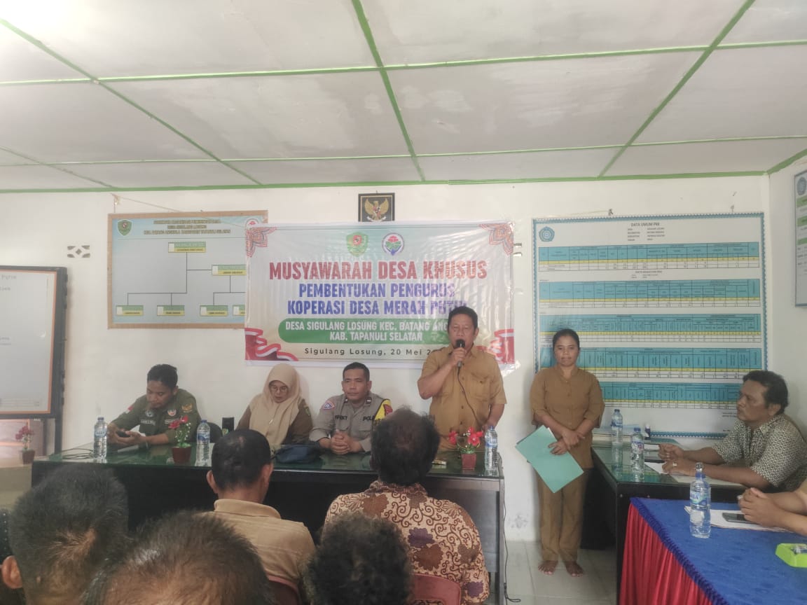 Bhabinkamtibmas Polsek Batang Angkola, Aipda F Napitupulu, mengikuti musyawarah terkait ketahanan pangan dan pembentukan Koperasi Merah Putih