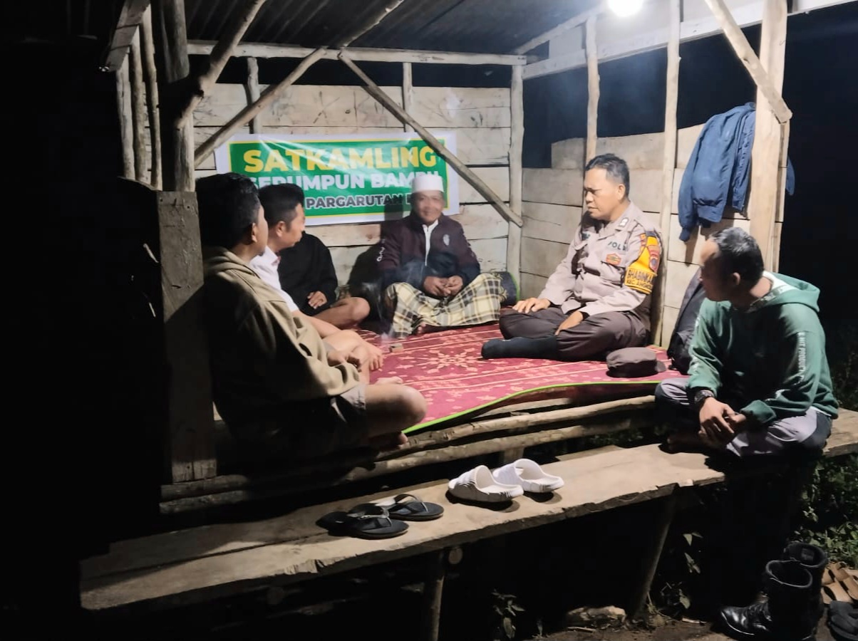 Bhabinkamtibmas Polsek Sipirok, Aiptu Anwar Sadat Harahap, saat melaksanakan Patroli pengecekan Poskamling