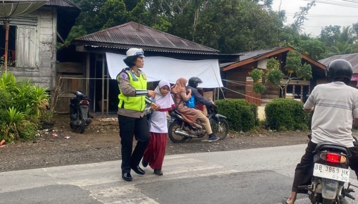 Polri Pelayan, Polres Tapsel Seberangkan Anak SD ke Sekolah