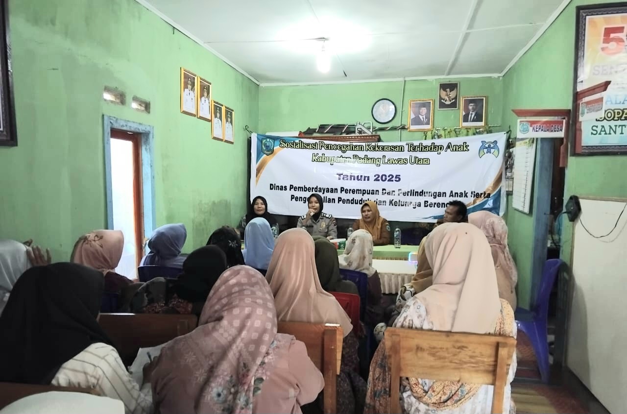 Brigadir Unit PPA Sat Reskrim Polres Tapsel, Brigpol Sri Ayumi Matondang, bersama Pemkab Paluta, saat menggelar sosialisasi terkait kekerasan terhadap anak