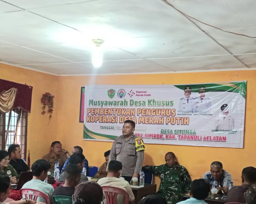 Bhabinkamtibmas Polsek Sipirok, Aipda Robinson Sihombing, memberikan sambutan di sela musyawarah khusus guna membahas ketahanan pangan dan pembentukan Koperasi Merah Putih