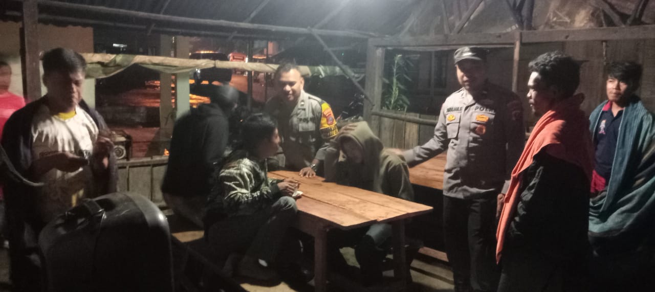 Sejumlah personel Polsek SD Hole saat Patroli antisipasi Guantibmas dengan menyambangi Warung-warung tempat berkumpulnya masyarakat
